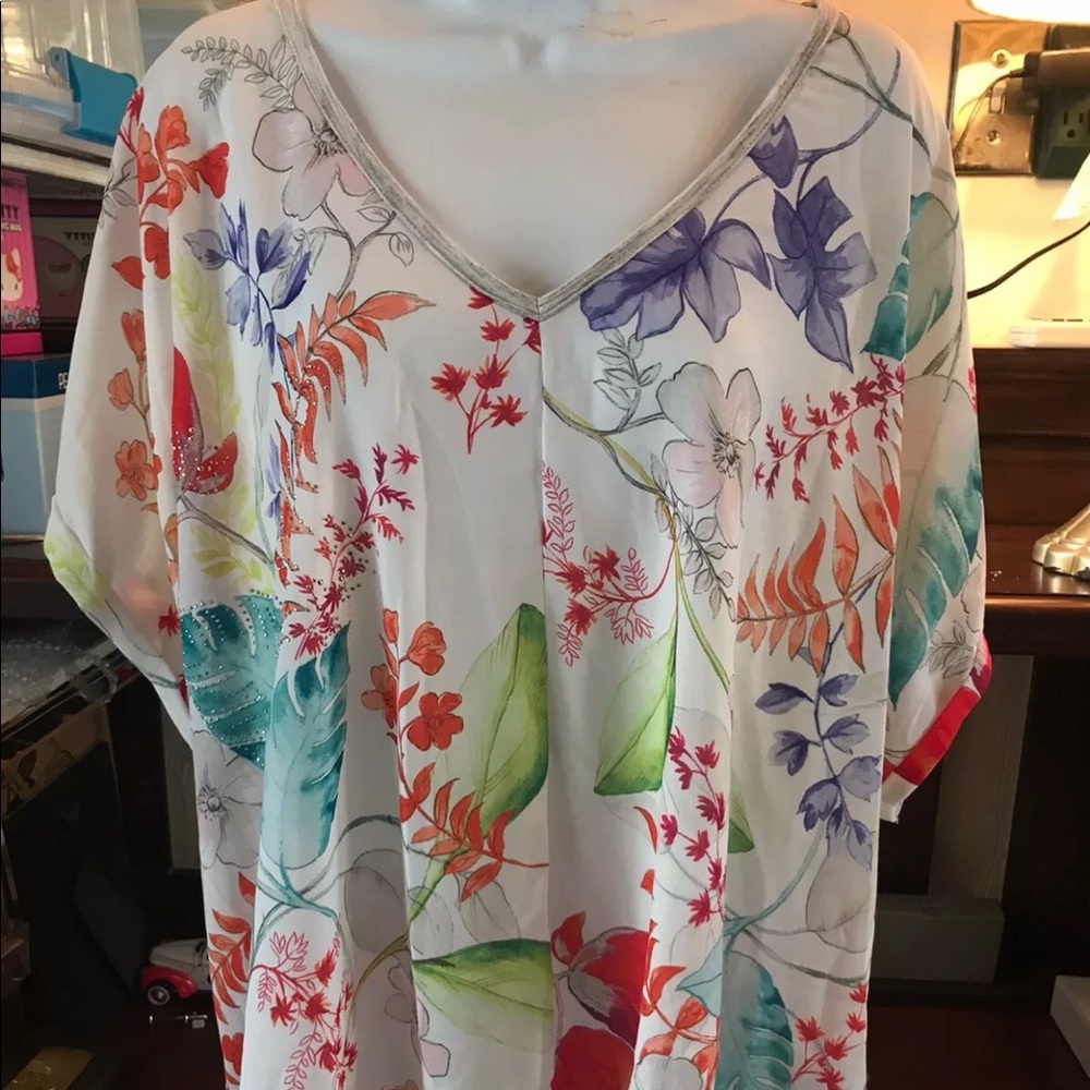 NWT Avenue Women’s Plus 22/24 Floral V-Neck Top!